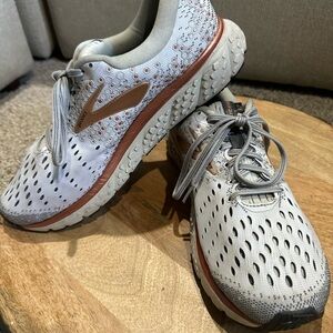 Brooks Women's Light Tan White Rose Gold Athletic Running Shoe